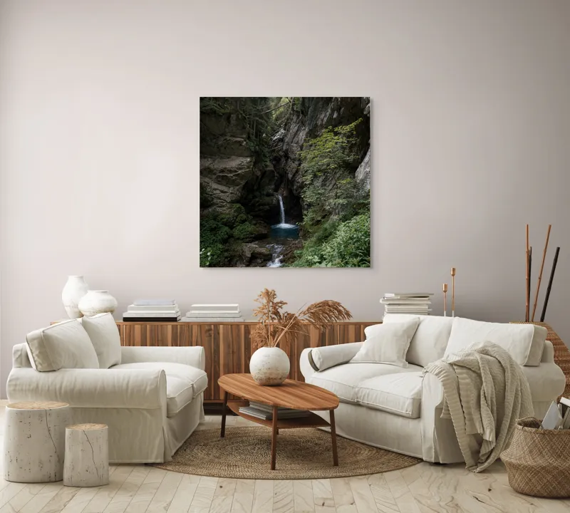Tablou Canvas, "Cascadă ascunsă în inima pădurii", Cascadă, Pădure, Roci, Vegetație, Apă, Natură, Peisaj, Sălbatic, Scenic, Răcoare, 100 x 100 cm – poza 3