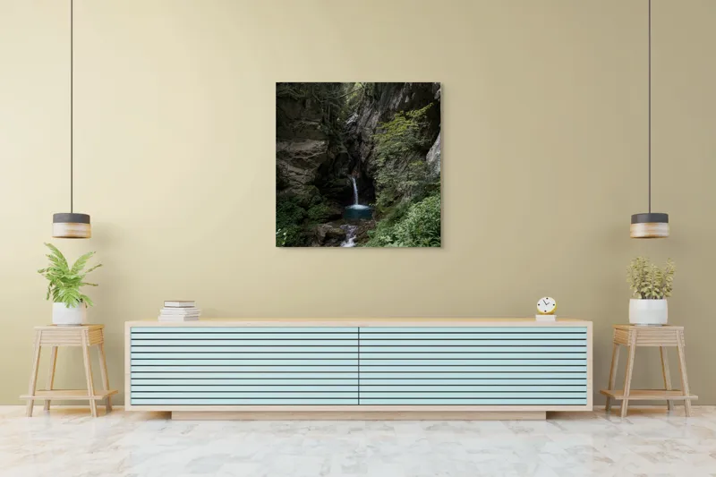 Tablou Canvas, "Cascadă ascunsă în inima pădurii", Cascadă, Pădure, Roci, Vegetație, Apă, Natură, Peisaj, Sălbatic, Scenic, Răcoare, 100 x 100 cm – poza 5
