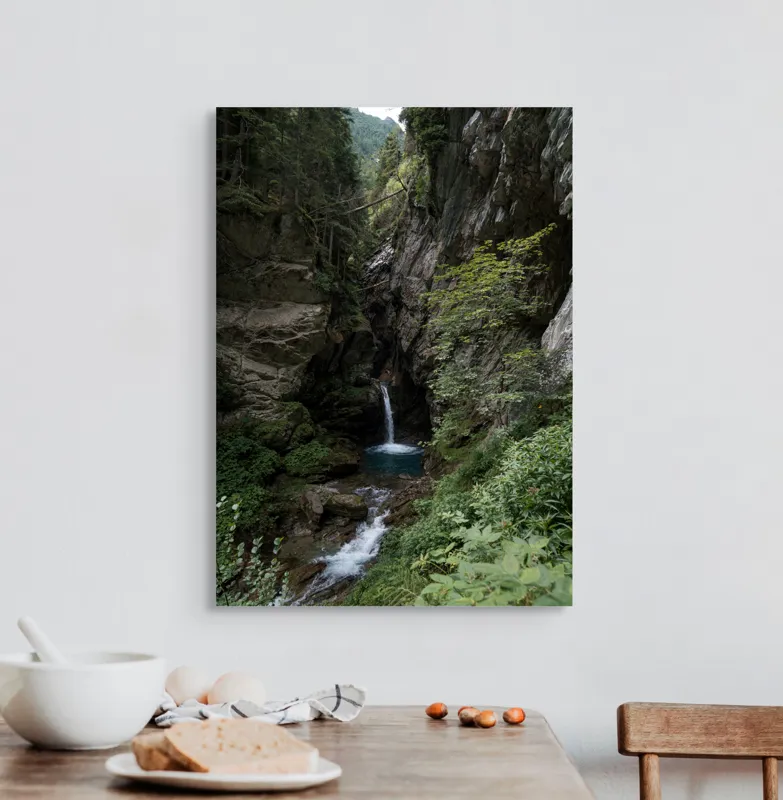 Tablou Canvas, "Cascadă ascunsă în inima pădurii", Cascadă, Pădure, Roci, Vegetație, Apă, Natură, Peisaj, Sălbatic, Scenic, Răcoare, 50 x 70 cm – poza 3
