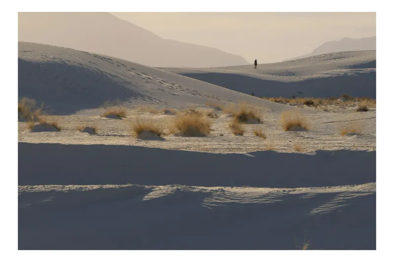 Tablou Canvas, "Drumul solitar prin deșertul strălucitor", Sand, Dunes, Shadows, Solitude, Horizon, 150 x 100 cm