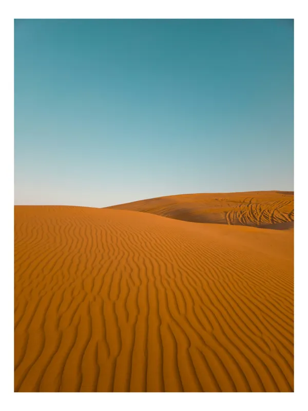 Tablou Canvas, "Sahara sub cer senin", Nisip, Dune, Cer, Albastru, Textura, Linie, Deșert, Soare, Orizont, Silence, 50 x 70 cm