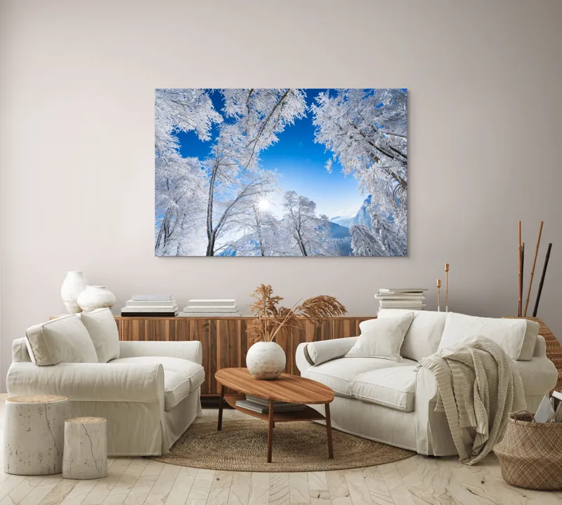 Tablou Canvas, "Strălucirea iernii sub cer senin", Alb, Strălucitor, Iarnă, Cer, Albastru, Zăpadă, Copaci, Vârfuri, Soare, Luminos, Crisp, Natură, Frig, Înghețat, Scenic, Peisaj, Imaculat, Calm, Senin, Încântător, 150 x 100 cm – poza 3