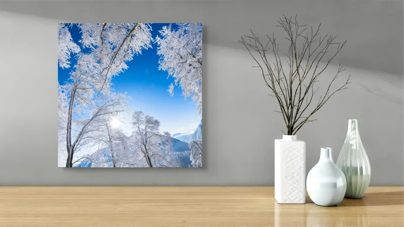 Tablou Canvas, "Strălucirea iernii sub cer senin", Alb, Strălucitor, Iarnă, Cer, Albastru, Zăpadă, Copaci, Vârfuri, Soare, Luminos, Crisp, Natură, Frig, Înghețat, Scenic, Peisaj, Imaculat, Calm, Senin, Încântător, 50 x 50 cm – poza 3