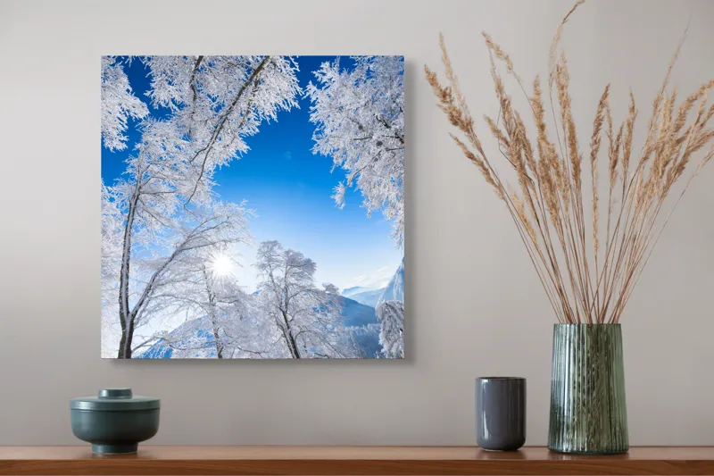 Tablou Canvas, "Strălucirea iernii sub cer senin", Alb, Strălucitor, Iarnă, Cer, Albastru, Zăpadă, Copaci, Vârfuri, Soare, Luminos, Crisp, Natură, Frig, Înghețat, Scenic, Peisaj, Imaculat, Calm, Senin, Încântător, 50 x 50 cm – poza 4