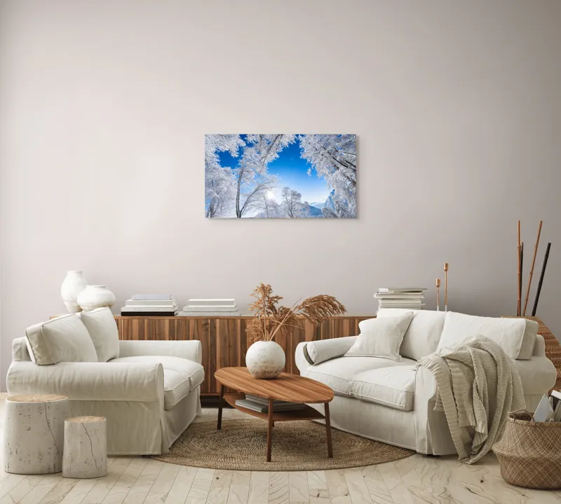 Tablou Canvas, "Strălucirea iernii sub cer senin", Alb, Strălucitor, Iarnă, Cer, Albastru, Zăpadă, Copaci, Vârfuri, Soare, Luminos, Crisp, Natură, Frig, Înghețat, Scenic, Peisaj, Imaculat, Calm, Senin, Încântător, 90 x 50 cm – poza 4