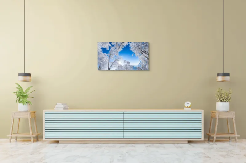 Tablou Canvas, "Strălucirea iernii sub cer senin", Alb, Strălucitor, Iarnă, Cer, Albastru, Zăpadă, Copaci, Vârfuri, Soare, Luminos, Crisp, Natură, Frig, Înghețat, Scenic, Peisaj, Imaculat, Calm, Senin, Încântător, 90 x 50 cm – poza 5
