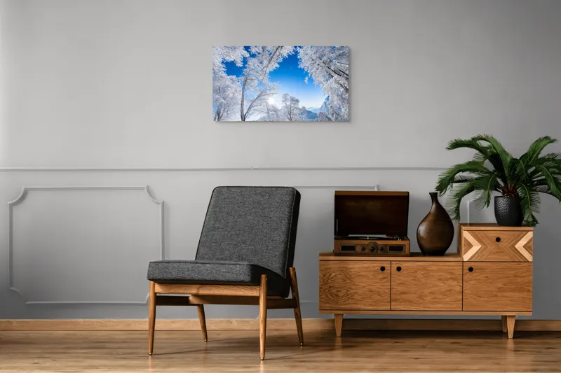 Tablou Canvas, "Strălucirea iernii sub cer senin", Alb, Strălucitor, Iarnă, Cer, Albastru, Zăpadă, Copaci, Vârfuri, Soare, Luminos, Crisp, Natură, Frig, Înghețat, Scenic, Peisaj, Imaculat, Calm, Senin, Încântător, 90 x 50 cm – poza 6