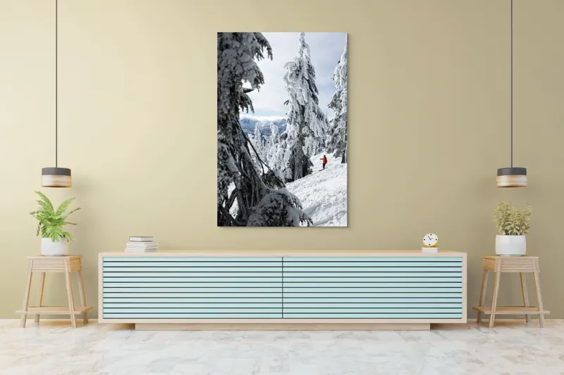 Tablou Canvas, "Schior printre brazi înzăpeziți", Zăpadă, Brazi, Schior, Munte, Iarnă, Cer, Natură, Aventură, Răcoare, Peisaj, 100 x 150 cm – poza 4