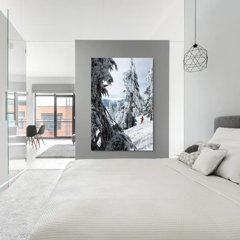 Tablou Canvas, "Schior printre brazi înzăpeziți", Zăpadă, Brazi, Schior, Munte, Iarnă, Cer, Natură, Aventură, Răcoare, Peisaj, 100 x 150 cm – poza 5