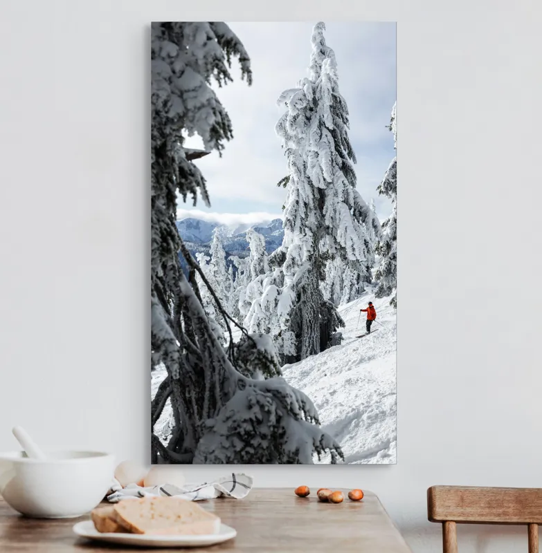 Tablou Canvas, "Schior printre brazi înzăpeziți", Zăpadă, Brazi, Schior, Munte, Iarnă, Cer, Natură, Aventură, Răcoare, Peisaj, 50 x 90 cm – poza 3