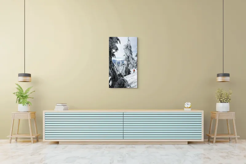 Tablou Canvas, "Schior printre brazi înzăpeziți", Zăpadă, Brazi, Schior, Munte, Iarnă, Cer, Natură, Aventură, Răcoare, Peisaj, 50 x 90 cm – poza 6