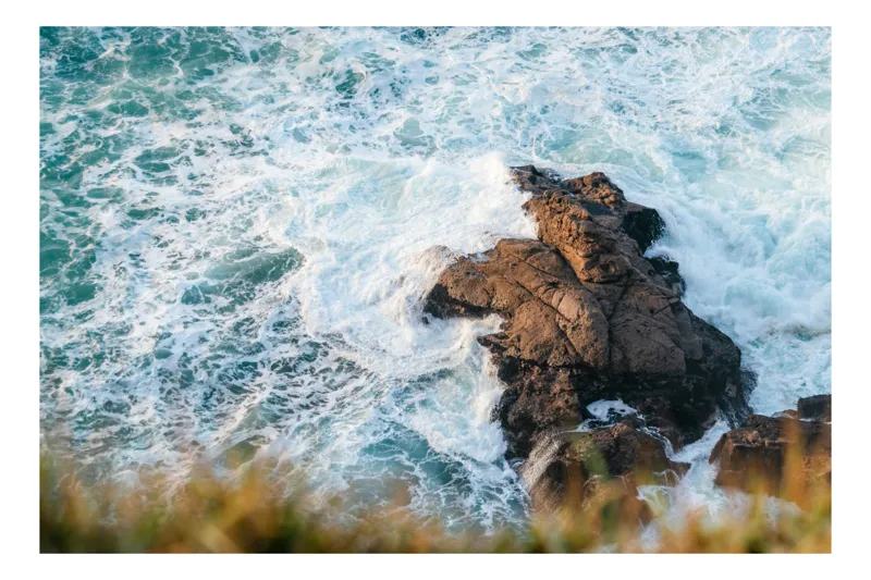 Tablou Canvas, "Stânca singuratică îmbrățișată de valuri", Valuri, Stânci, Spumă, Ocean, Natură, Energie, Mare, Albastru, Apă, Putere, 70 x 50 cm
