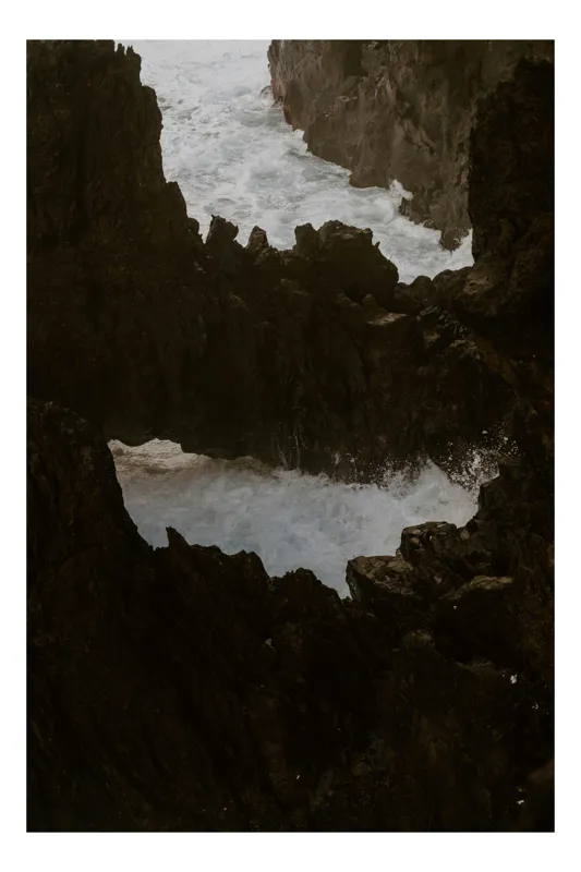 Tablou Canvas, "Ploaie de valuri între stânci întunecate", Rocă, Spumă, Apă, Prăpastie, Culoare, Natura, Contrast, Forme, Ocean, Valuri, 100 x 100 cm