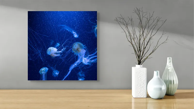 Tablou Canvas, "Misterul adâncurilor marine albastre", Meduze, Ocean, Albastru, Luminiscență, Tentacule, Subacvatic, Misterios, Grație, Natură, Dans., 50 x 50 cm – poza 3