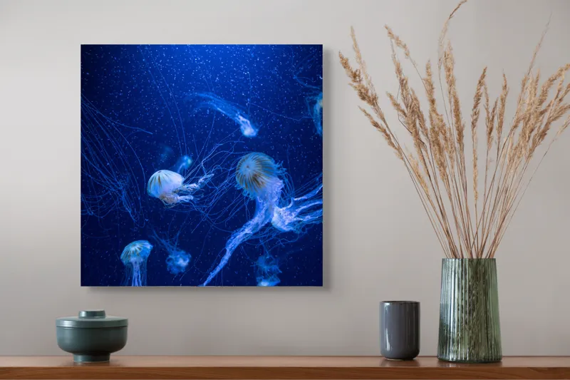 Tablou Canvas, "Misterul adâncurilor marine albastre", Meduze, Ocean, Albastru, Luminiscență, Tentacule, Subacvatic, Misterios, Grație, Natură, Dans., 50 x 50 cm – poza 4