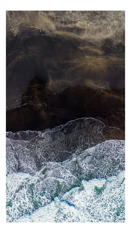 Tablou Canvas, "Întâlnirea valurilor cu nisipul negru", Valuri, Nisip, Ocean, Pescarus, Spuma, 39 x 54 cm