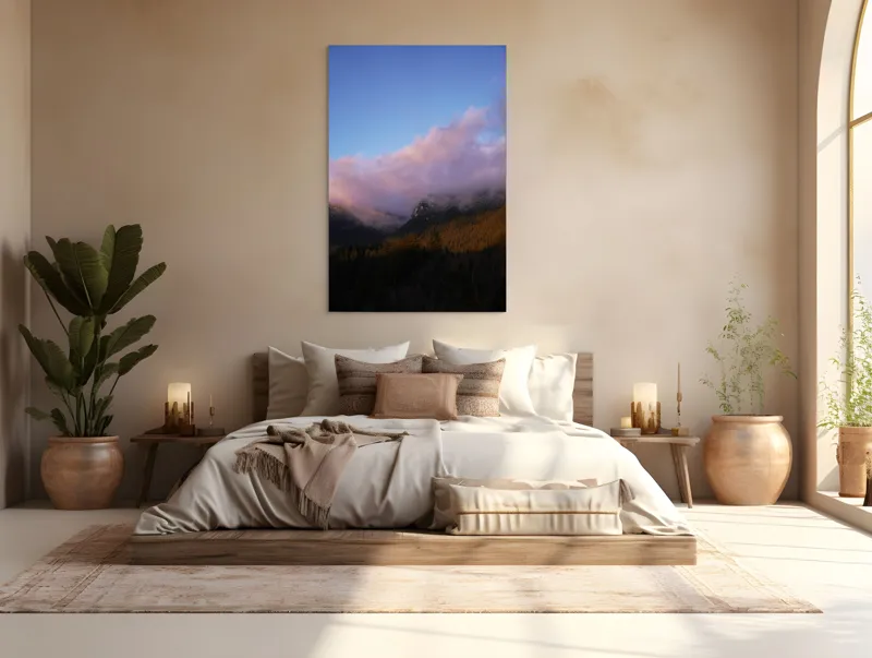 Tablou Canvas, "Norii îmbrățișează vârfurile de munte", Nori, Munți, Pădure, Zori, Lumină, Albastru, Roz, Calm, Natural, Seninătate, 100 x 150 cm – poza 3