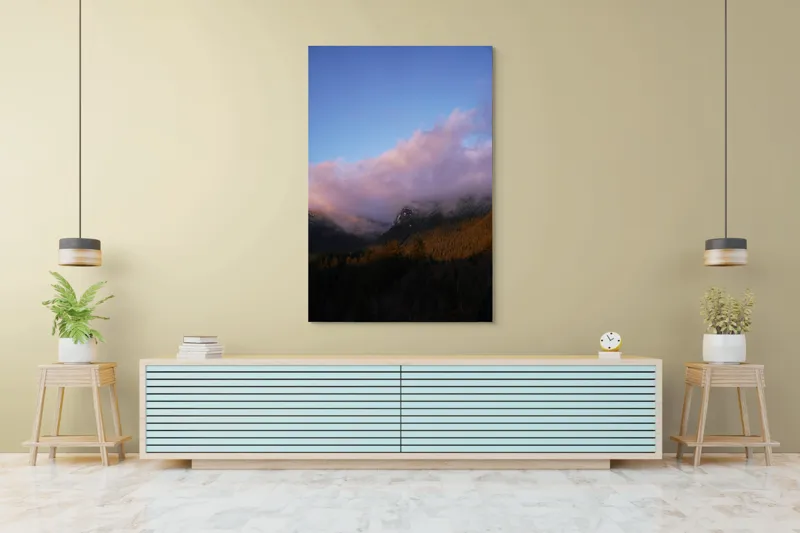 Tablou Canvas, "Norii îmbrățișează vârfurile de munte", Nori, Munți, Pădure, Zori, Lumină, Albastru, Roz, Calm, Natural, Seninătate, 100 x 150 cm – poza 4