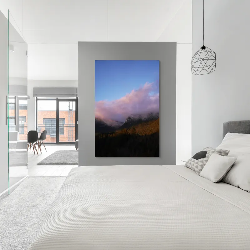 Tablou Canvas, "Norii îmbrățișează vârfurile de munte", Nori, Munți, Pădure, Zori, Lumină, Albastru, Roz, Calm, Natural, Seninătate, 100 x 150 cm – poza 5