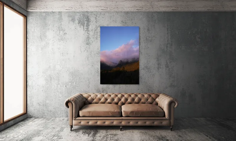 Tablou Canvas, "Norii îmbrățișează vârfurile de munte", Nori, Munți, Pădure, Zori, Lumină, Albastru, Roz, Calm, Natural, Seninătate, 100 x 150 cm – poza 6
