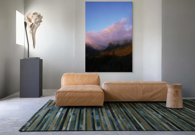 Tablou Canvas, "Norii îmbrățișează vârfurile de munte", Nori, Munți, Pădure, Zori, Lumină, Albastru, Roz, Calm, Natural, Seninătate, 100 x 150 cm – poza 7