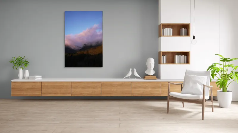 Tablou Canvas, "Norii îmbrățișează vârfurile de munte", Nori, Munți, Pădure, Zori, Lumină, Albastru, Roz, Calm, Natural, Seninătate, 100 x 150 cm – poza 8
