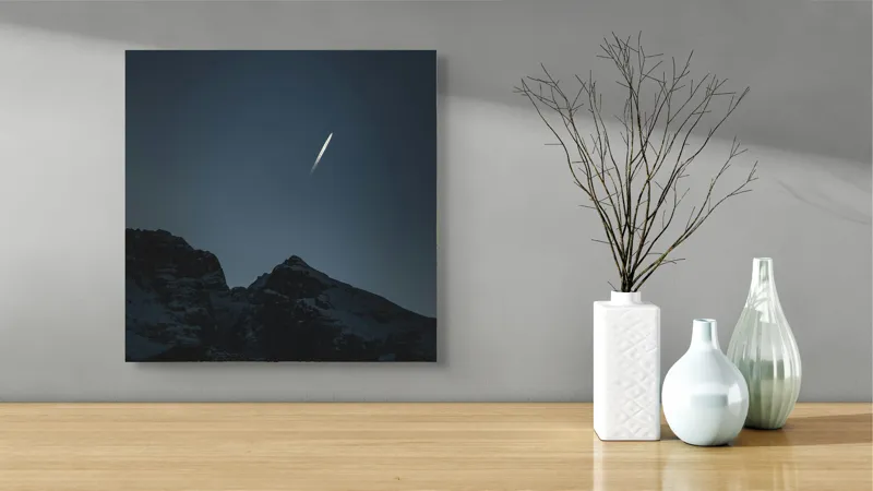 Tablou Canvas, "Stea căzătoare deasupra munților întunecați", Munți, Siluetă, Cer, Noapte, Lumină, Stea, Mister, Tainic, 50 x 50 cm – poza 3