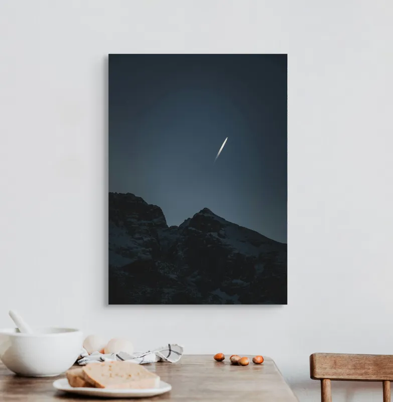 Tablou Canvas, "Stea căzătoare deasupra munților întunecați", Munți, Siluetă, Cer, Noapte, Lumină, Stea, Mister, Tainic, 50 x 70 cm – poza 3