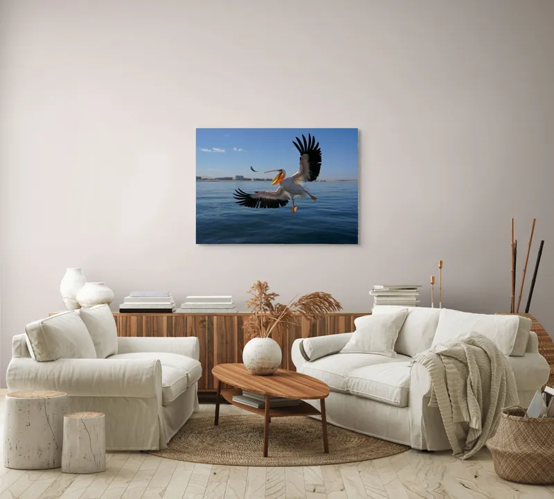 Tablou Canvas, "Pelicani zburând deasupra mării albastre", Pelică, Aripi, Cer, Apă, Zbor, Pescuire, Horizon, Libertate., 100 x 70 cm – poza 3