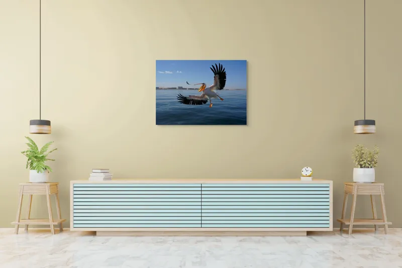 Tablou Canvas, "Pelicani zburând deasupra mării albastre", Pelică, Aripi, Cer, Apă, Zbor, Pescuire, Horizon, Libertate., 100 x 70 cm – poza 4