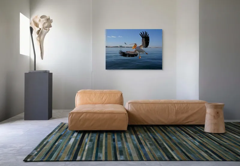 Tablou Canvas, "Pelicani zburând deasupra mării albastre", Pelică, Aripi, Cer, Apă, Zbor, Pescuire, Horizon, Libertate., 100 x 70 cm – poza 7