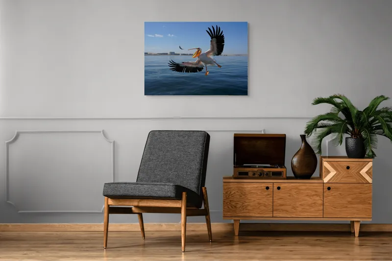 Tablou Canvas, "Pelicani zburând deasupra mării albastre", Pelică, Aripi, Cer, Apă, Zbor, Pescuire, Horizon, Libertate., 100 x 70 cm – poza 8
