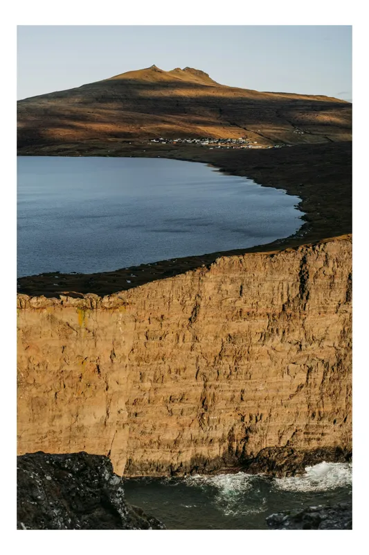 Tablou Canvas, "Lacul deasupra mării în munți", Peisaj, Stânci, Lac, Dealuri, Apus, Natură, Lumină, Orizont, Ocean, Dramatic, 39 x 54 cm
