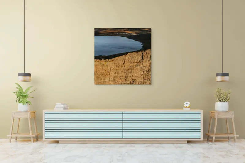 Tablou Canvas, "Lacul deasupra mării în munți", Peisaj, Stânci, Lac, Dealuri, Apus, Natură, Lumină, Orizont, Ocean, Dramatic, 100 x 100 cm – poza 5