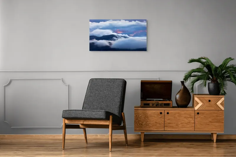 Tablou Canvas, "Norii dansează peste munți alpini", Nori, Munte, Cer, Răsărit, Lumină, Peisaj, Vârf, Ceață, 90 x 50 cm – poza 6