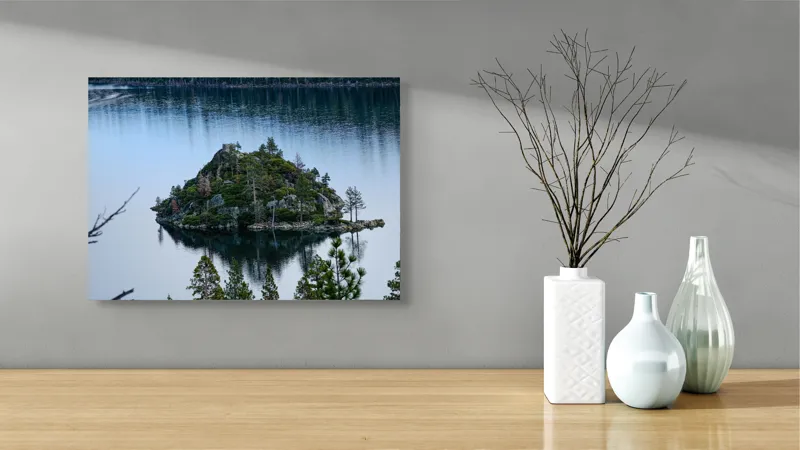 Tablou Canvas, "Reflexia insulei solitare în apă cristalină", Insulă, Pini, Reflecție, Apă, Seninătate, Natură, Frumusețe, Tranquilitate, 54 x 39 cm – poza 3
