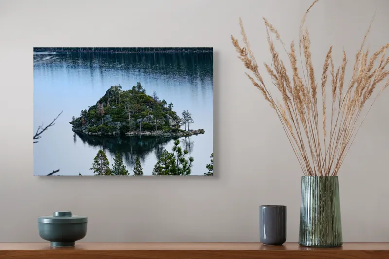 Tablou Canvas, "Reflexia insulei solitare în apă cristalină", Insulă, Pini, Reflecție, Apă, Seninătate, Natură, Frumusețe, Tranquilitate, 54 x 39 cm – poza 4