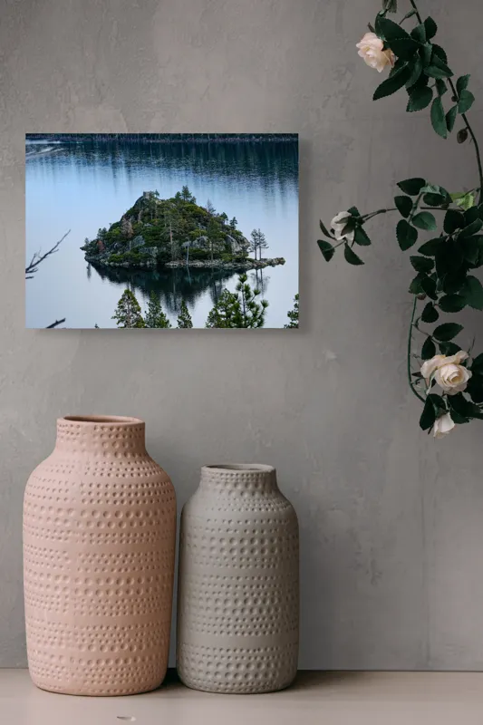 Tablou Canvas, "Reflexia insulei solitare în apă cristalină", Insulă, Pini, Reflecție, Apă, Seninătate, Natură, Frumusețe, Tranquilitate, 54 x 39 cm – poza 8