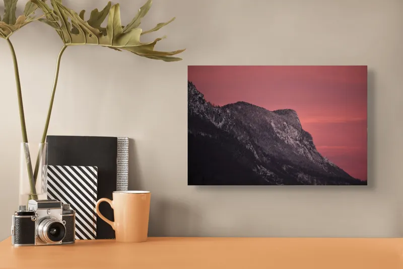 Tablou Canvas, "Apus roșu peste munții înzăpeziți", Apus, Munți, Zăpadă, Cer, Roz, Stânci, Crepuscul, Natură, Peisaj, Măreție, 39 x 26 cm – poza 3