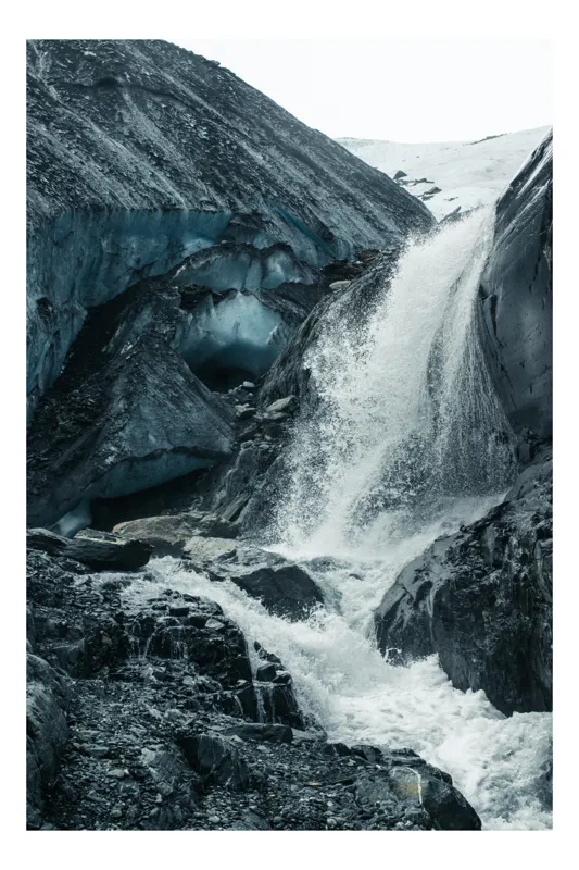 Tablou Canvas, "Cascadă rece pe înălțimi glaciale", Cascadă, Gheață, Munți, Stânci, Apă, Natură, Rece, Peisaj, Alpin, Sălbatic., 50 x 50 cm