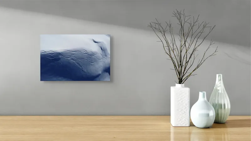 Tablou Canvas, "Urme alunecoase pe panta înzăpezită", Trasee, Zăpadă, Albastru, Umbre, Sinusuri, Linie, Curgere, Montană, 39 x 26 cm – poza 8
