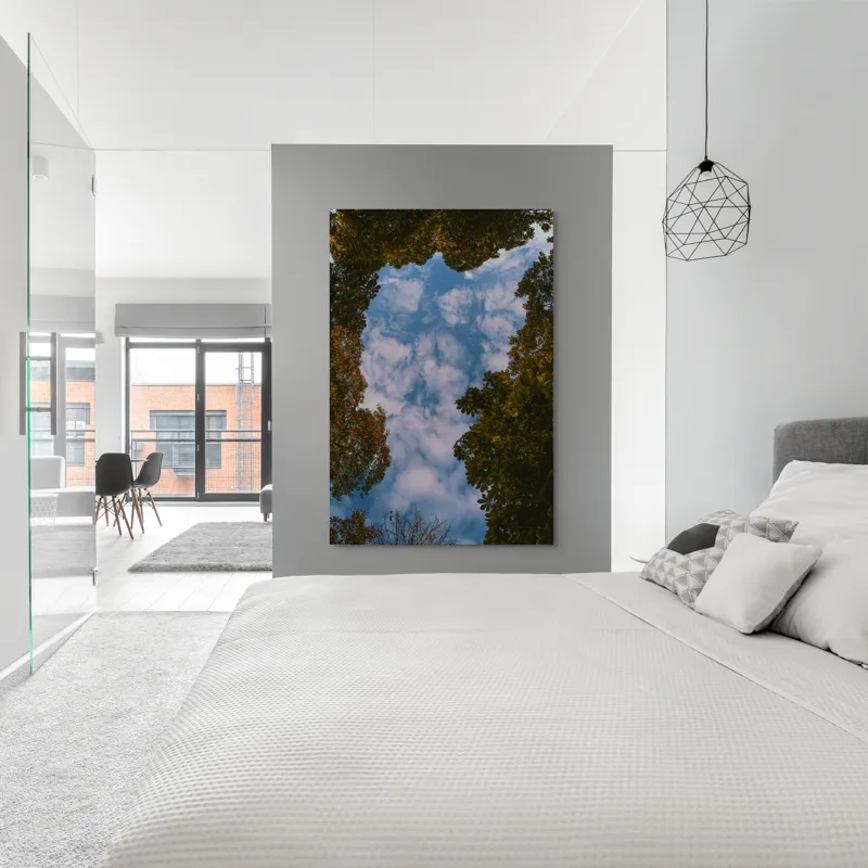 Tablou Canvas, "Cerul printre frunzele de toamnă", Cer, Nori, Copaci, Frunziș, Ramuri, Albastru, Natură, Încadrare, Perspectivă, Verde., 100 x 150 cm – poza 5