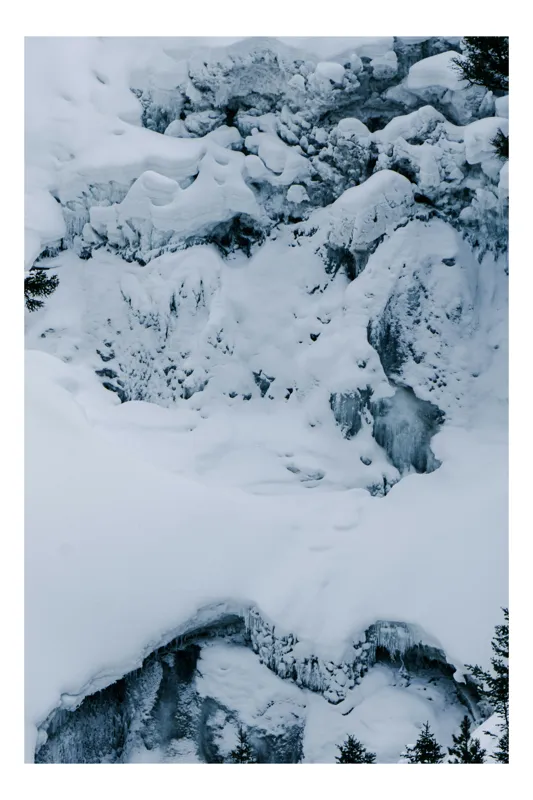 Tablou Canvas, "Cascade înghețată pe stânci alpine", Zăpadă, Gheață, Stânci, Arbori, Îngheț, Natură, Alb, 50 x 70 cm