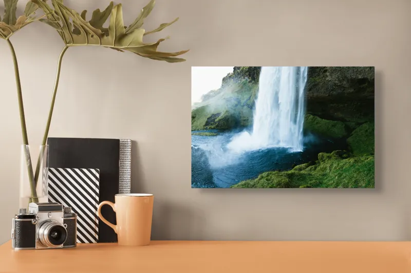 Tablou Canvas, "Cascadă înverzită în munții solitari", Cascadă, Apă, Verdeață, Roci, Natură, Răcoritoare, Flux, Vijelios, Spray, Seninătate, 39 x 26 cm – poza 3