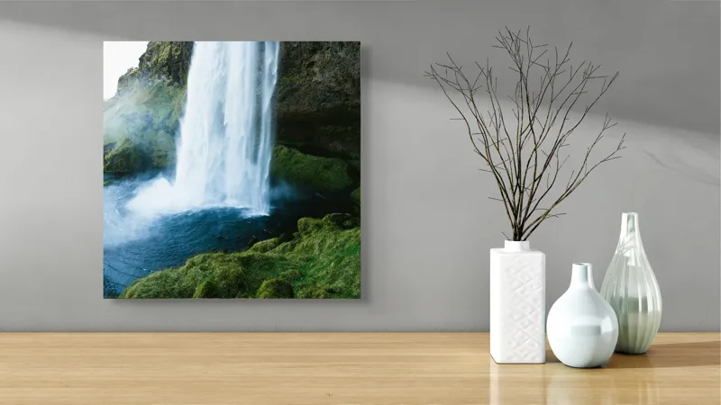 Tablou Canvas, "Cascadă înverzită în munții solitari", Cascadă, Apă, Verdeață, Roci, Natură, Răcoritoare, Flux, Vijelios, Spray, Seninătate, 50 x 50 cm – poza 3