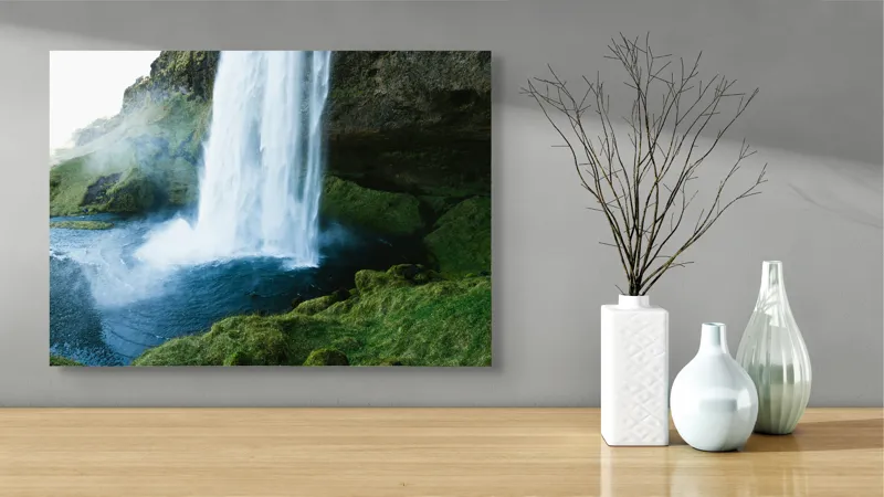 Tablou Canvas, "Cascadă înverzită în munții solitari", Cascadă, Apă, Verdeață, Roci, Natură, Răcoritoare, Flux, Vijelios, Spray, Seninătate, 70 x 50 cm – poza 3