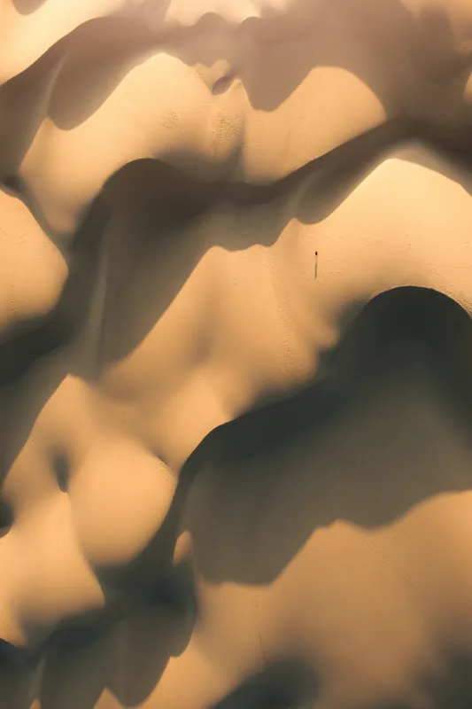 Tablou Canvas, "Umbrele dunei în amurgul nisipurilor", Valuri, Dune, Lumină, Umbre, Sărutări, Pustiu, Peisaj, Aur, Singurătate, Eternitate, 26 x 39 cm – poza 2