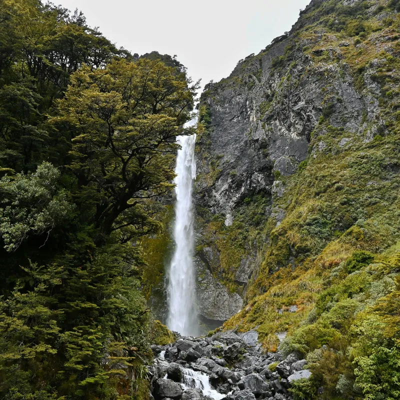 Tablou Canvas, "Cascada în mijlocul naturii sălbatice", Cascadă, Pădure, Stânci, Verdeață, Râu, Cer, Natură, Relaxează, Pitoresc, Munte, 100 x 100 cm – poza 2
