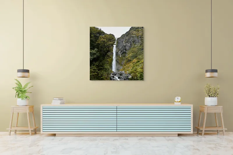 Tablou Canvas, "Cascada în mijlocul naturii sălbatice", Cascadă, Pădure, Stânci, Verdeață, Râu, Cer, Natură, Relaxează, Pitoresc, Munte, 100 x 100 cm – poza 5