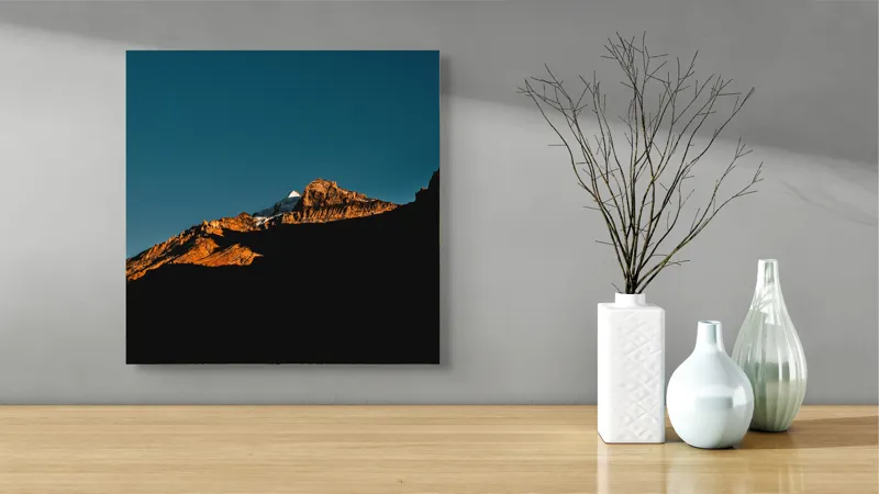 Tablou Canvas, "Lumină caldă pe creste muntoase", Munte, Apus, Umbre, Rocă, Cer, Albastru, Contrast, Natură, Vârf, Lumină, 50 x 50 cm – poza 3
